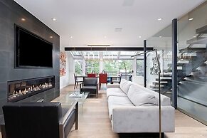 New Listing! West End Jewel - Steps to bus to 4 ski areas!(4860 3 Bedr