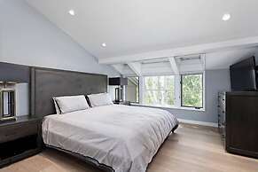 New Listing! West End Jewel - Steps to bus to 4 ski areas!(4860 3 Bedr