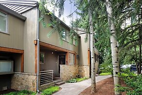 New Listing! West End Jewel - Steps to bus to 4 ski areas!(4860 3 Bedr