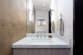 New Listing! West End Jewel - Steps to bus to 4 ski areas!(4860 3 Bedr