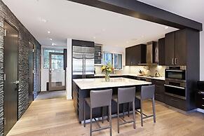 New Listing! West End Jewel - Steps to bus to 4 ski areas!(4860 3 Bedr