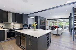 New Listing! West End Jewel - Steps to bus to 4 ski areas!(4860 3 Bedr