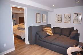 New Listing! West End Jewel - Steps to bus to 4 ski areas!(4860 3 Bedr