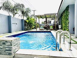 Luxurious Villa With Private Pool, Hot Tub and Bar