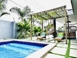 Luxurious Villa With Private Pool, Hot Tub and Bar