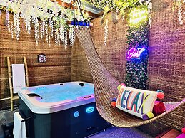 Luxurious Villa With Private Pool, Hot Tub and Bar