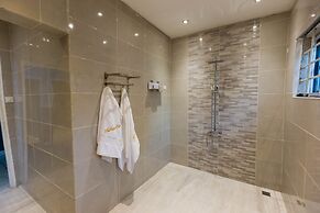 Luxurious Villa With Private Pool, Hot Tub and Bar