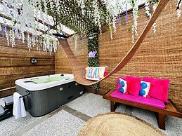 Luxurious Villa With Private Pool, Hot Tub and Bar