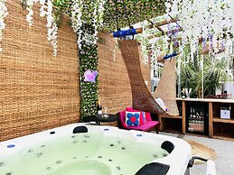 Luxurious Villa With Private Pool, Hot Tub and Bar