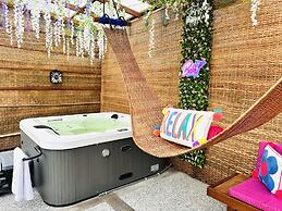 Luxurious Villa With Private Pool, Hot Tub and Bar