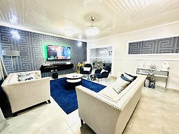 Luxurious Villa With Private Pool, Hot Tub and Bar