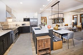 Snowlcoud 203 3 Bedroom Condo by RedAwning