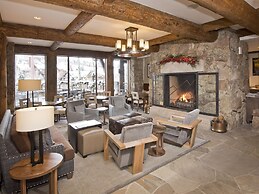 Snowlcoud 203 3 Bedroom Condo by RedAwning