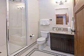 Snowlcoud 203 3 Bedroom Condo by RedAwning