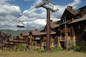 Snowlcoud 203 3 Bedroom Condo by RedAwning