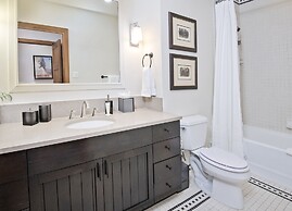 Snowlcoud 203 3 Bedroom Condo by RedAwning