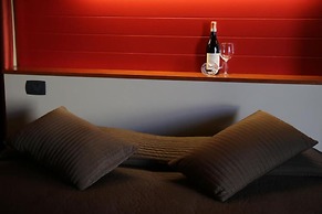 Room in Guest Room - Spacious Double Room in Alba