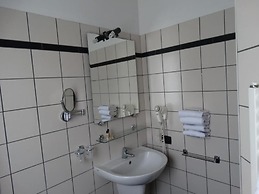 Room in Guest Room - Spacious Double Room in Alba