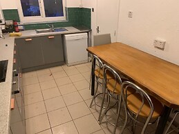 New Cross Mews 4 Bedroom 2 Bathrooms Fast Wifi Parking Sleeps up to 12