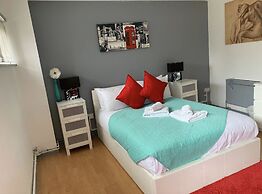 New Cross Mews 4 Bedroom 2 Bathrooms Fast Wifi Parking Sleeps up to 12