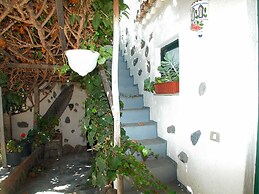 Cottage With 3 Bedrooms, 2 Bathrooms, Heated Solar Pool, Sauna, Jacuzz