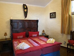 Cottage With 3 Bedrooms, 2 Bathrooms, Heated Solar Pool, Sauna, Jacuzz