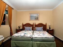 Cottage With 3 Bedrooms, 2 Bathrooms, Heated Solar Pool, Sauna, Jacuzz