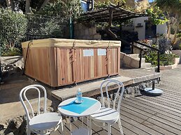 Cottage With 3 Bedrooms, 2 Bathrooms, Heated Solar Pool, Sauna, Jacuzz