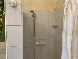 Cottage With 3 Bedrooms, 2 Bathrooms, Heated Solar Pool, Sauna, Jacuzz