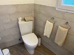 Cottage With 3 Bedrooms, 2 Bathrooms, Heated Solar Pool, Sauna, Jacuzz