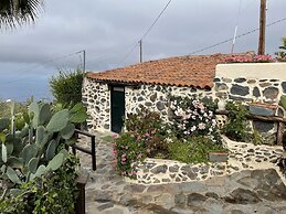 Cottage With 3 Bedrooms, 2 Bathrooms, Heated Solar Pool, Sauna, Jacuzz