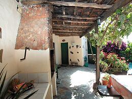 Cottage With 3 Bedrooms, 2 Bathrooms, Heated Solar Pool, Sauna, Jacuzz