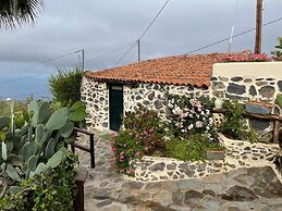 Cottage With 2 Bedroom, 2 Bathrooms, Heated Solar Pool, Sauna, Jacuzzi