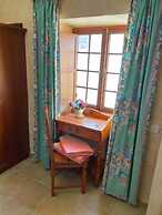 Cottage With 2 Bedroom, 2 Bathrooms, Heated Solar Pool, Sauna, Jacuzzi