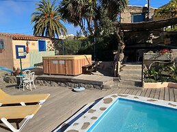 Cottage With 2 Bedroom, 2 Bathrooms, Heated Solar Pool, Sauna, Jacuzzi