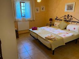 Cottage With 2 Bedroom, 2 Bathrooms, Heated Solar Pool, Sauna, Jacuzzi