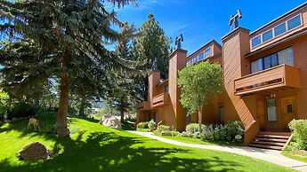 Snowflower 20 Pet-Friendly, Spacious Corner Unit With Great Complex Am