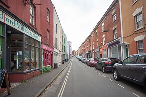 Special 3 Bedroom Townhouse With Parking in Bristol