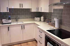 2 Bed Cottage - Sleeps 4 - Parking - Wifi