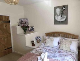 Bramble Cottage With Free Parking