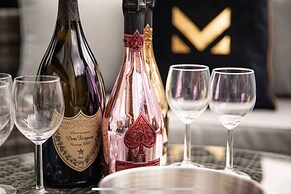 Mono Luxe Villa in Newcastle Upon Tyne