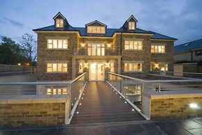 Mono Luxe Villa in Newcastle Upon Tyne