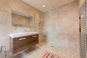 Mono Luxe Villa in Newcastle Upon Tyne