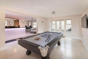 Mono Luxe Villa in Newcastle Upon Tyne