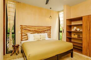 Luminous Private Pool Condo & Communal Rooftop Pool Lounge