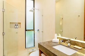 Luminous Private Pool Condo & Communal Rooftop Pool Lounge