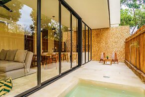 Luminous Private Pool Condo & Communal Rooftop Pool Lounge