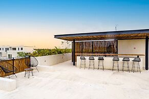 Luminous Private Pool Condo & Communal Rooftop Pool Lounge