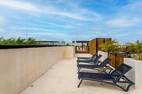 Luminous Private Pool Condo & Communal Rooftop Pool Lounge