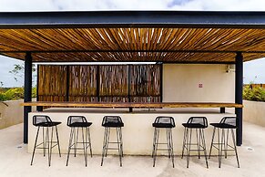 Luminous Private Pool Condo & Communal Rooftop Pool Lounge